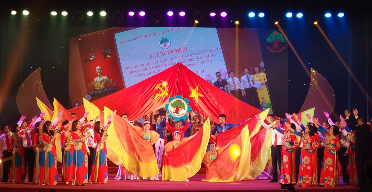 Tiết mục biểu diễn của đoàn NTQC Hội NCT quận Thanh Xuân.