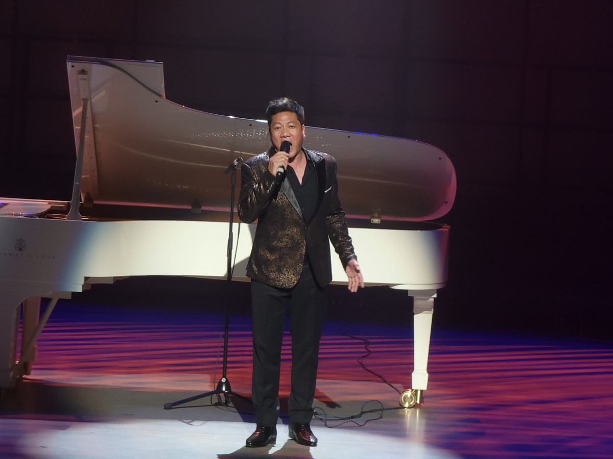 NSND Quốc Hưng trình bày ca khúc "Tình yêu Hà nội" của nhạc sĩ Hoàng Vân.