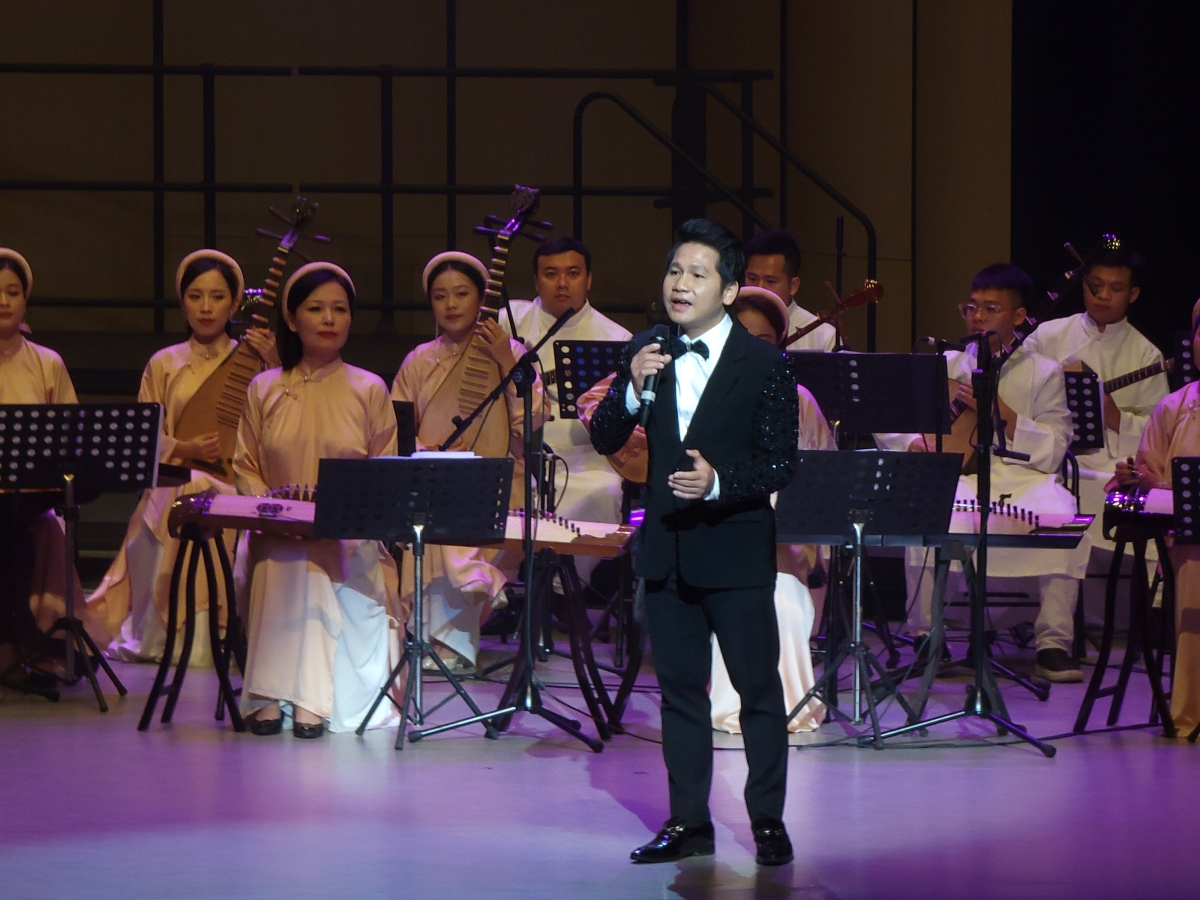 Ca sĩ Trọng Tấn trình bày ca khúc "Tiếng đàn bầu" nhạc của nhạc sĩ Nguyễn Đình Phúc, thơ Lữ Giang.