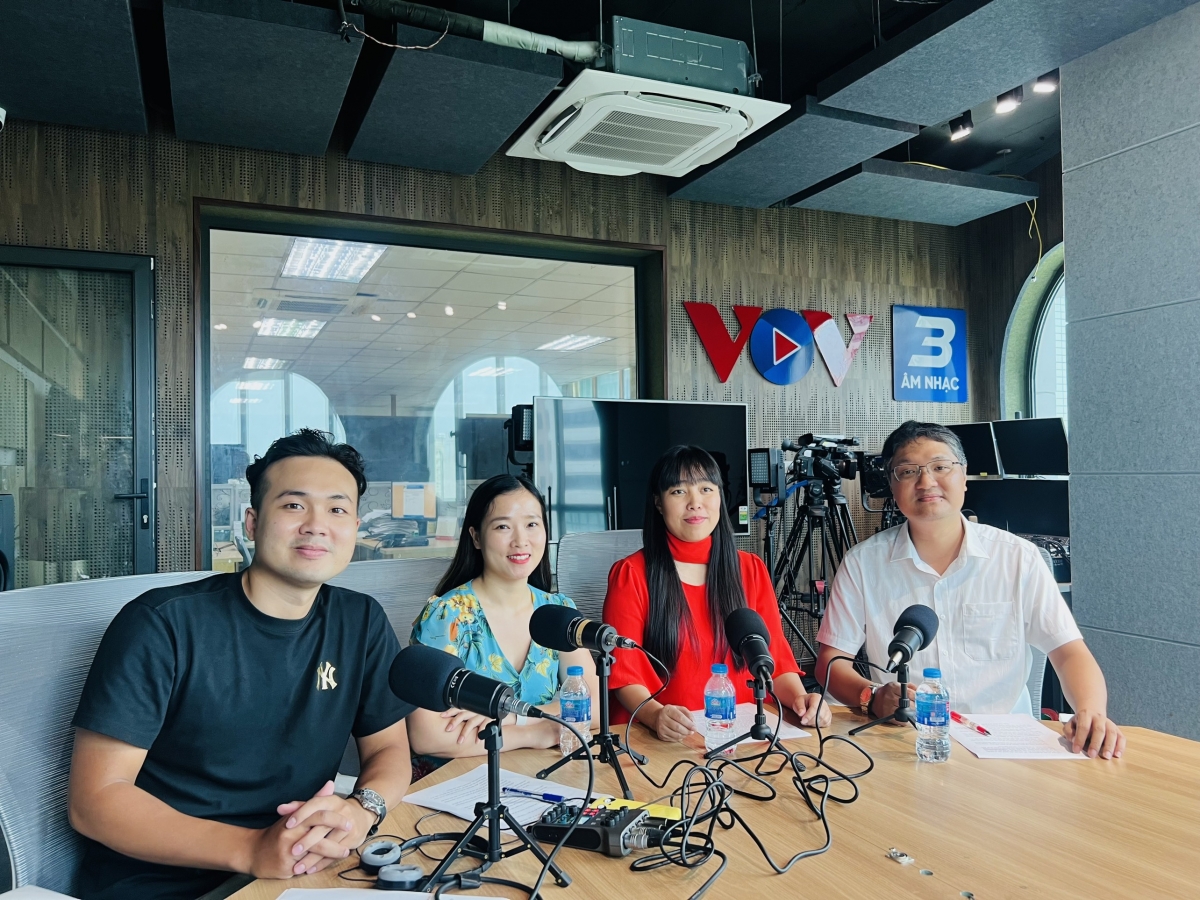 Ông Nguyễn Anh Dũng , Chủ tịch xã Khoen On và chị Phương Hạnh tại Studio của Vov3.