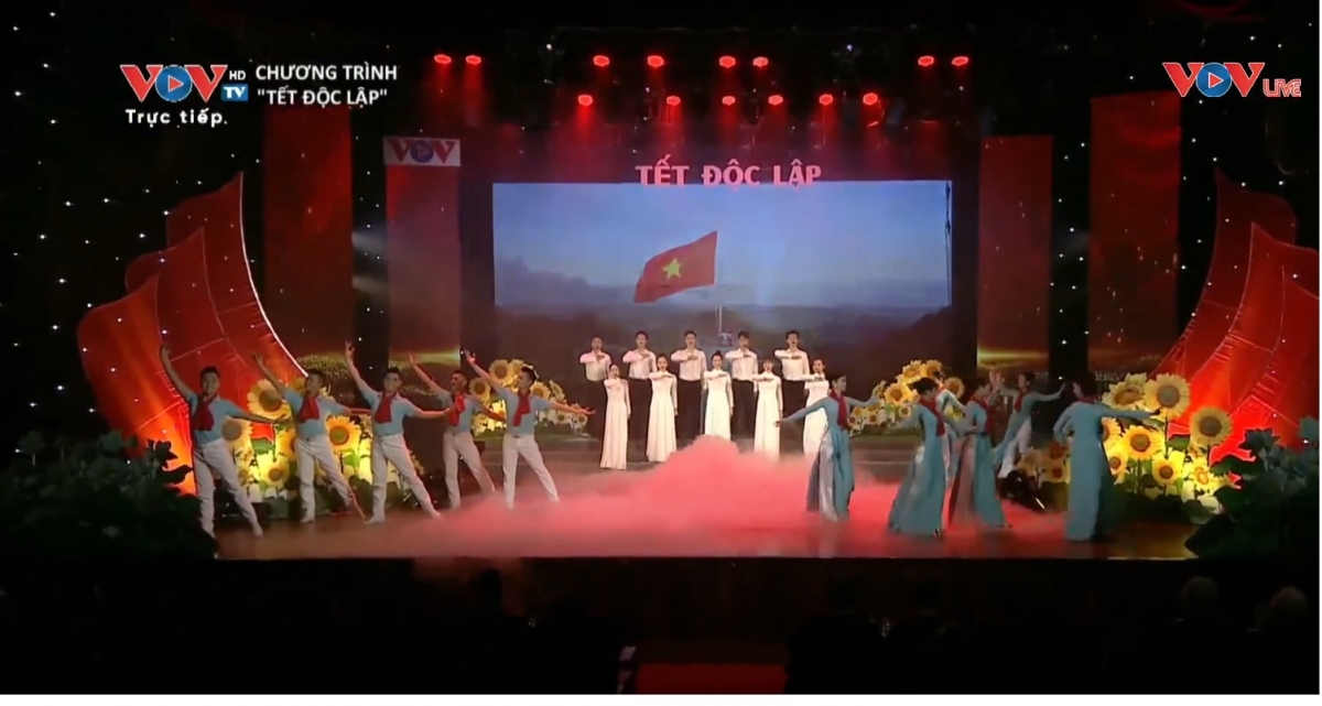 Ca khúc "Ca ngợi Tổ quốc" sáng tác nhạc sĩ Hồ Bắc biểu diễn trong chương trình