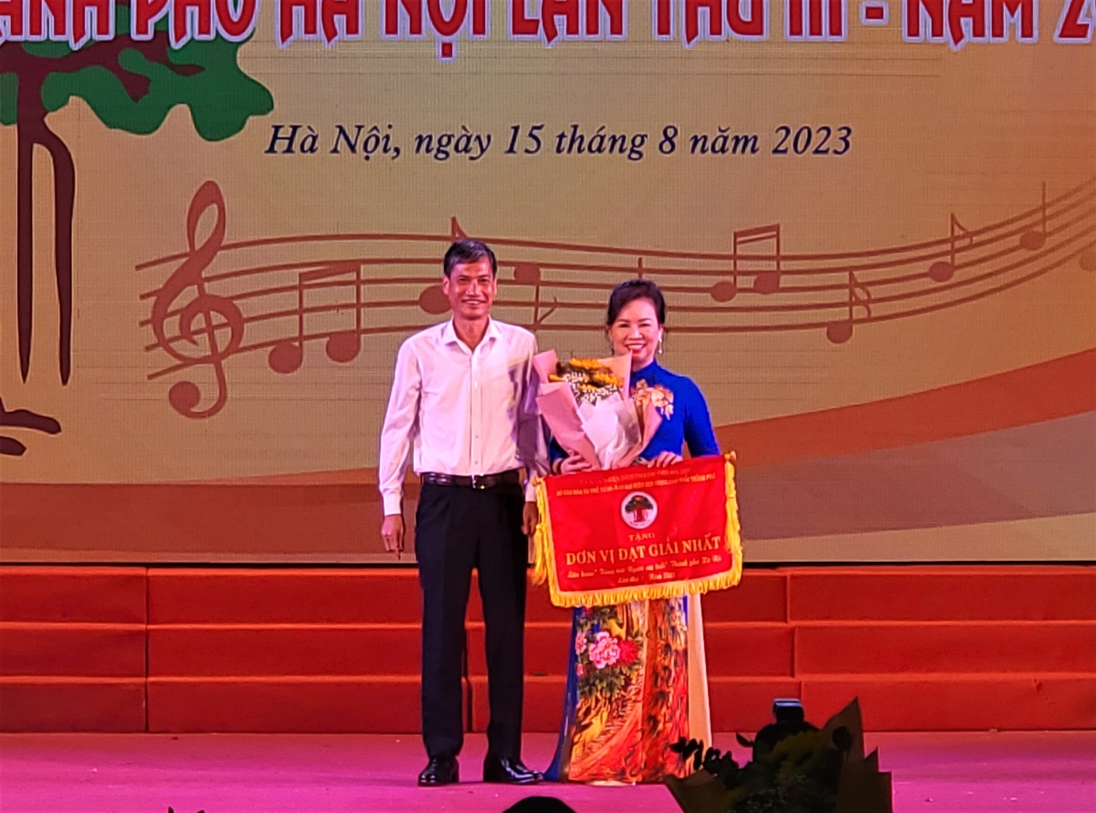 Ban tổ chức trao giải nhất cho đoàn NTQC Hội NCT quận Hoàn Kiếm.
