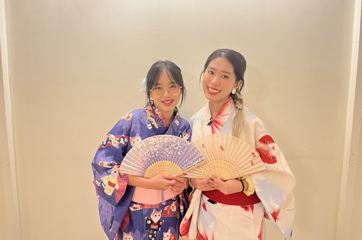 Khán giả mặc kimono tới đêm nhạc.