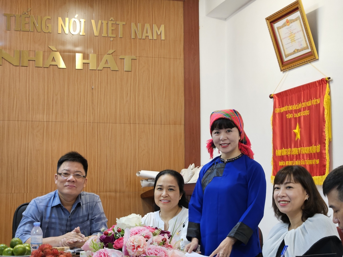 Báo cáo viên Hứa Thị Quỳnh Chi (đảng viên chi bộ 4,  người dân tộc Nùng) 