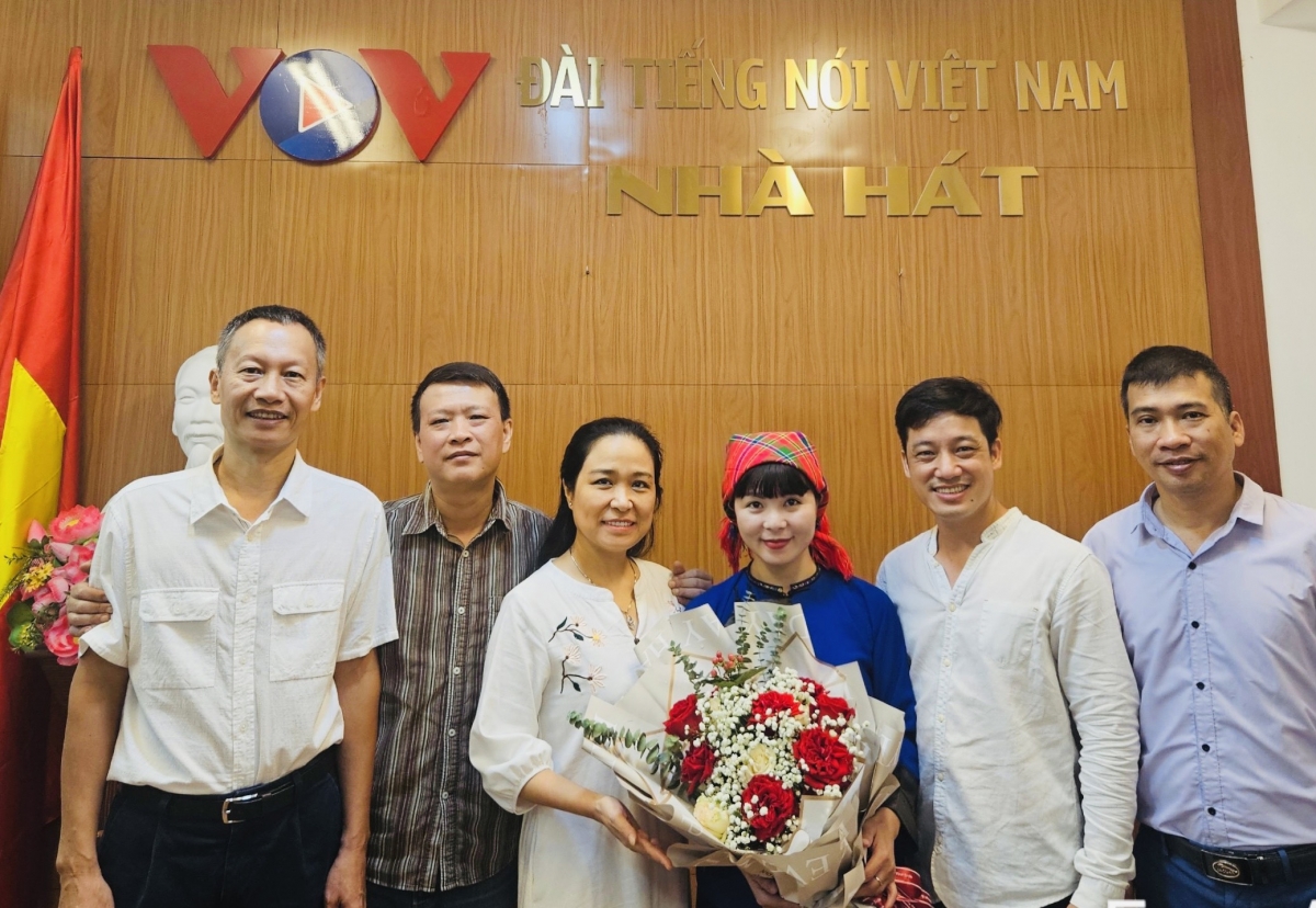 Cấp uỷ chi bộ 2 và chi bộ 4 tặng hoa cho đồng chí Hứa Thị Quỳnh Chi