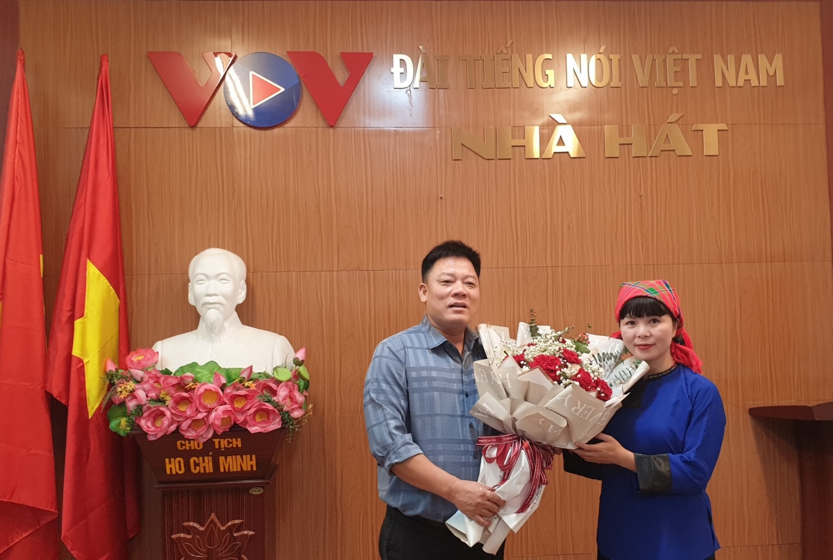 Đồng chí Nguyễn Văn Chương , Ủy viên Ban chấp hành Đảng bộ Đài TNVN, Phó Bí thư, Phụ trách Ban Âm Nhạc tặng hoa cho báo cáo viên