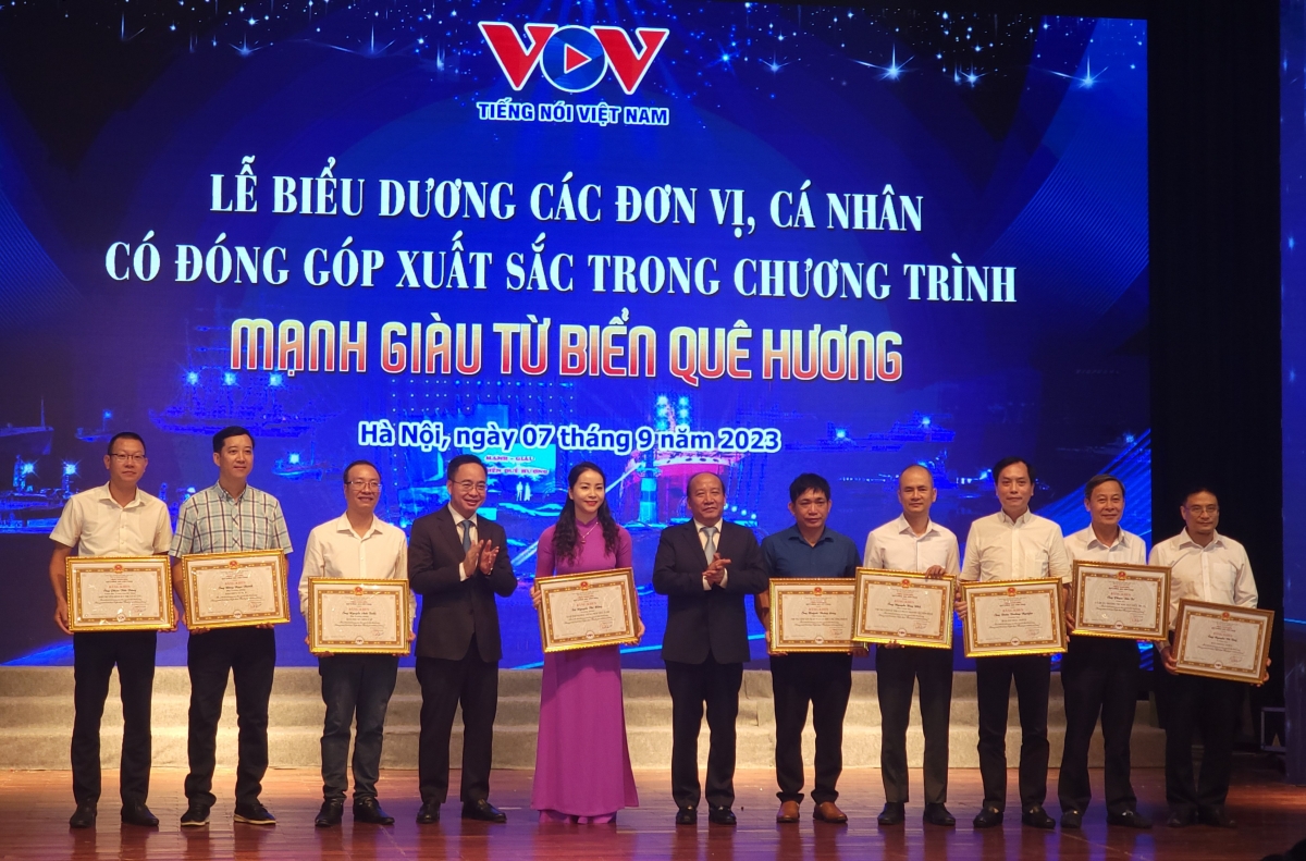Các cá nhân có đóng góp xuất sắc cho chương trình "Mạnh giàu từ biển quê hương" nhận bằng khen của Tổng Giám đốc Đài TNVN.