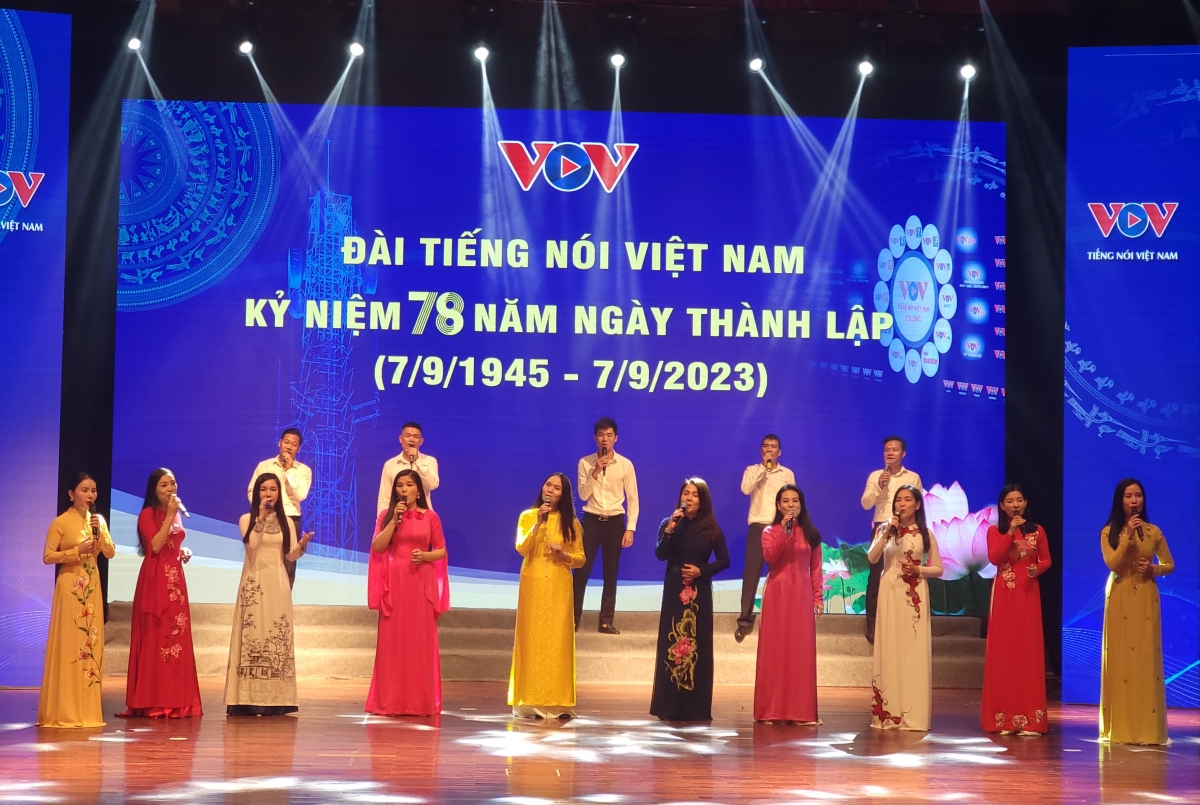 Tốp ca nam nữ Ban Âm nhạc VOV3 thể hiện ca khúc "Tổ quốc yêu thương" sáng tác của nhạc sĩ Hồ Bắc.