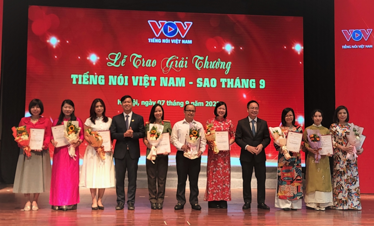 Các lãnh đạo Đài TNVN trao giải Bạc cho các tác giả "Giải thưởng TNVN-Sao tháng 9"
