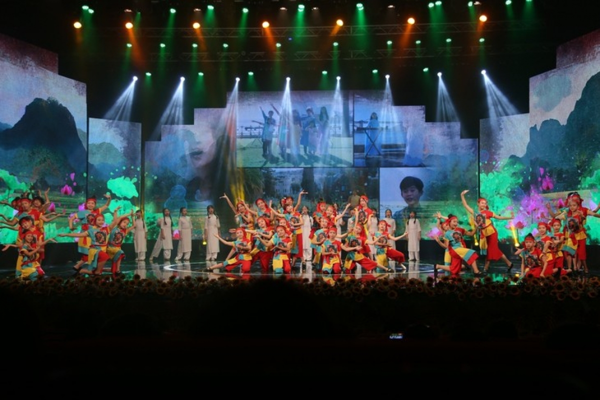 Tiết mục "Thương ca Tiếng Việt" , sáng tác nhạc sĩ Đức Trí được các em thiếu nhi biểu diễn trong đêm Gala