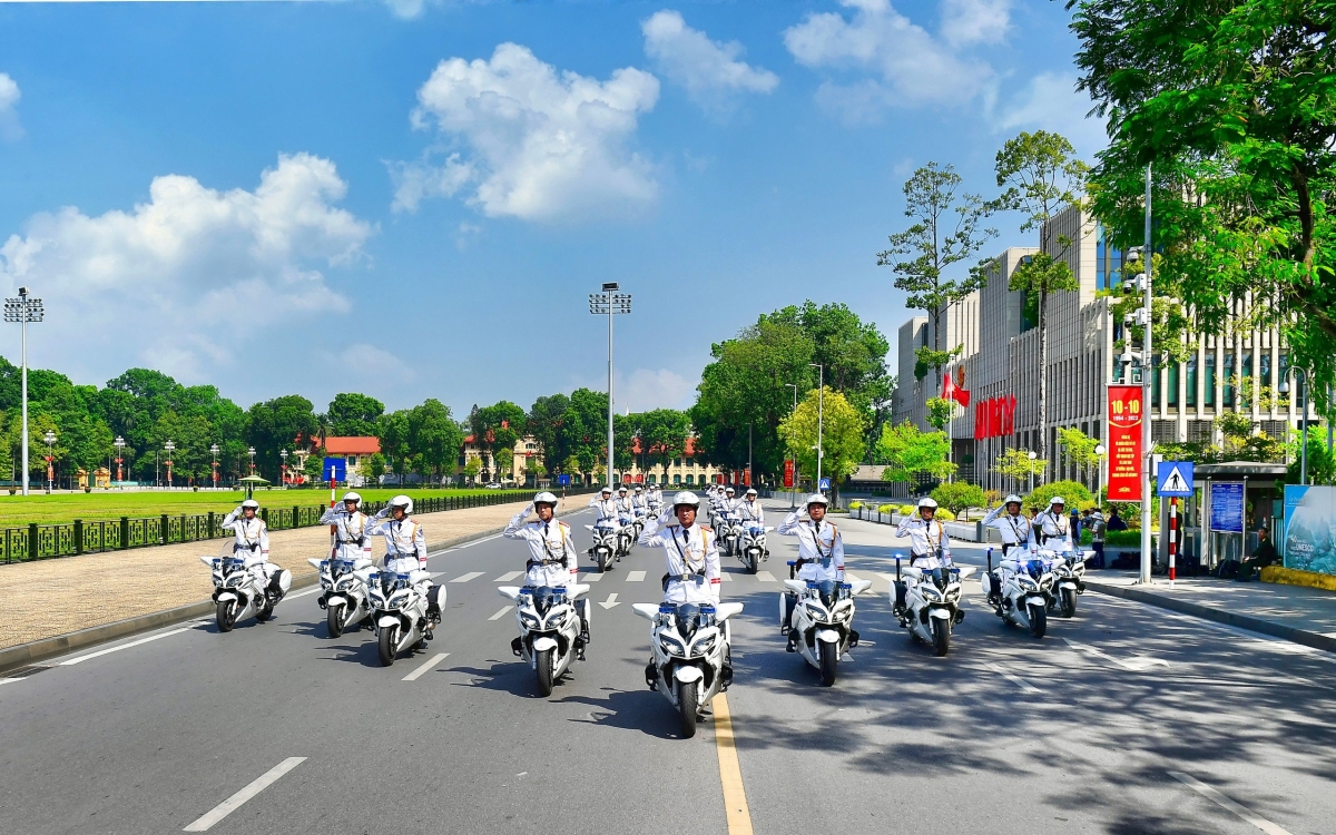Đội hình xe moto hộ tống và bảo vệ Nguyên thủ các nước sang thăm và làm việc tại Việt Nam