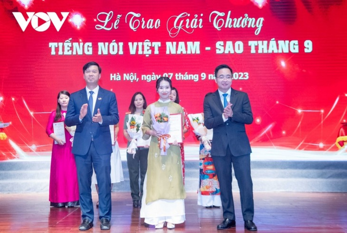 Phóng viên Nguyễn Trang đại diện nhóm tác giả Báo Điện tử VOV nhận Giải Bạc cho tác phẩm đa phương tiện: “Không đơn độc”. (Nguồn ảnh: VOV)