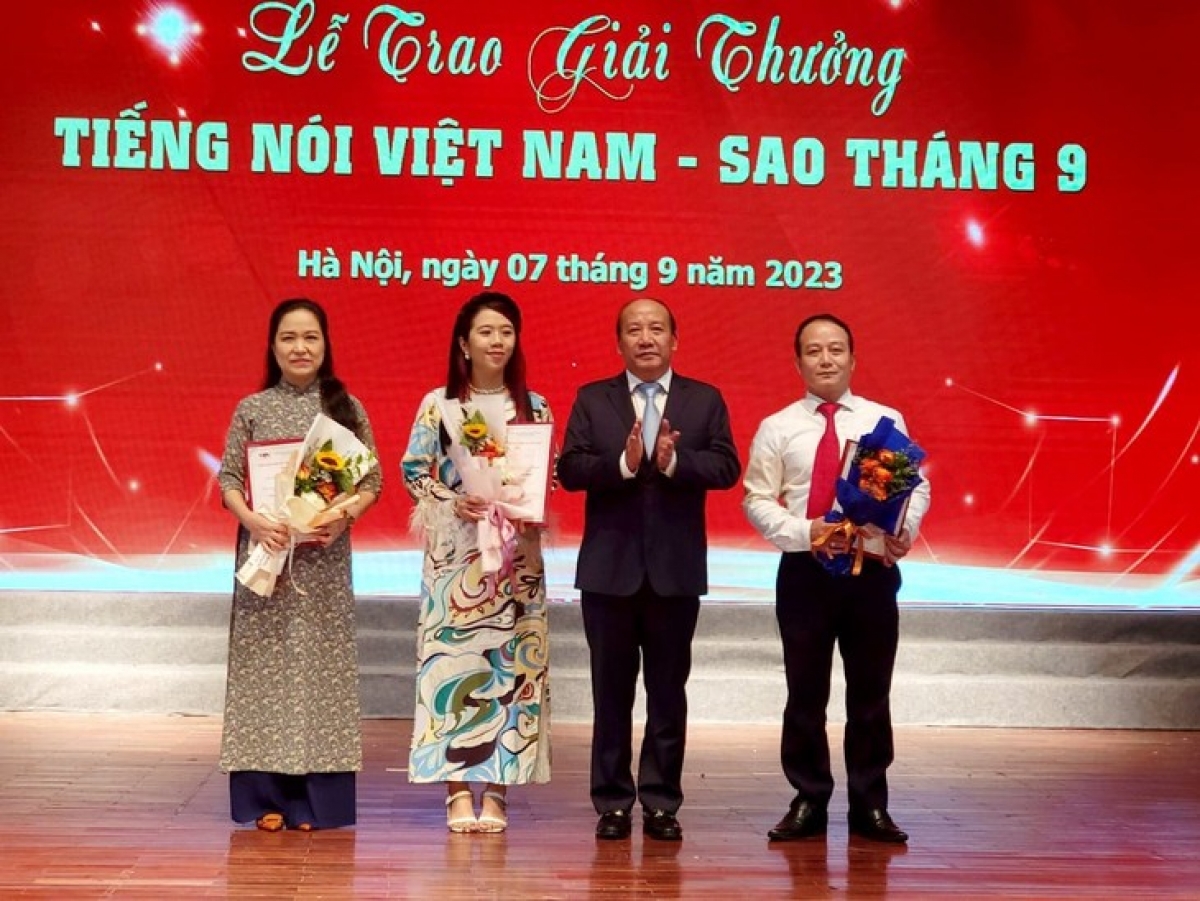 Biên tập viên Lê Phương Khanh, Ban Đối ngoại, (thứ hai từ trái sang) nhận giải Phát thanh viên, người dẫn chương trình xuất sắc. (Nguồn ảnh: VOV)