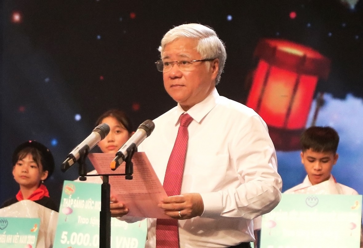 Chủ tịch UBTƯ MTTQ Việt Nam, ông Đỗ Văn Chiến lên phát biểu tại chương trình.