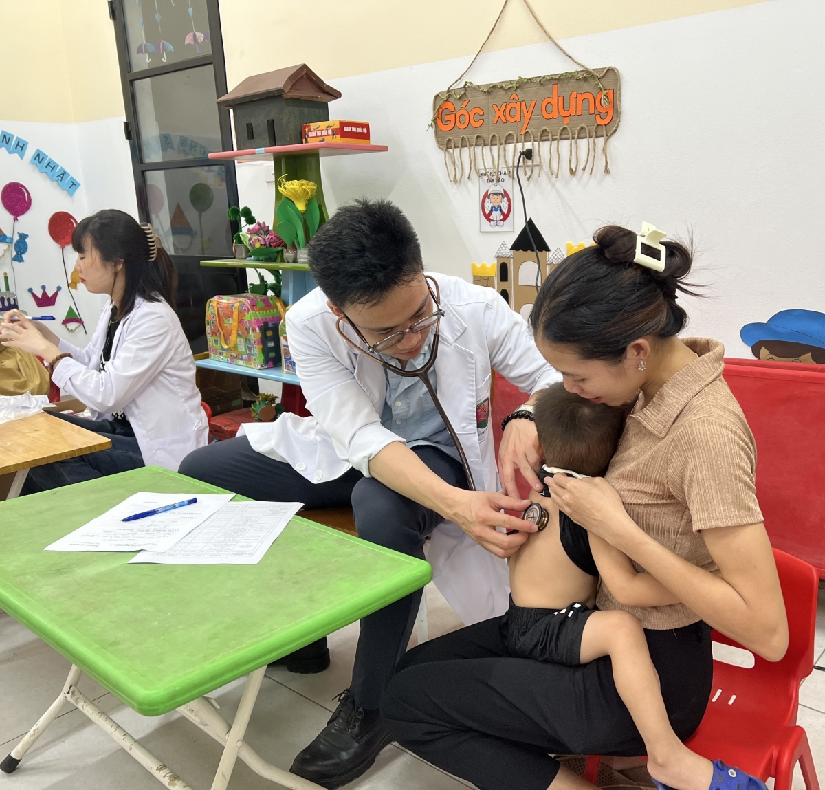Các bác sĩ khám bệnh cho các bé tại trường Sài Lương, xã An Lương, huyện Văn Chấn, Yên Bái