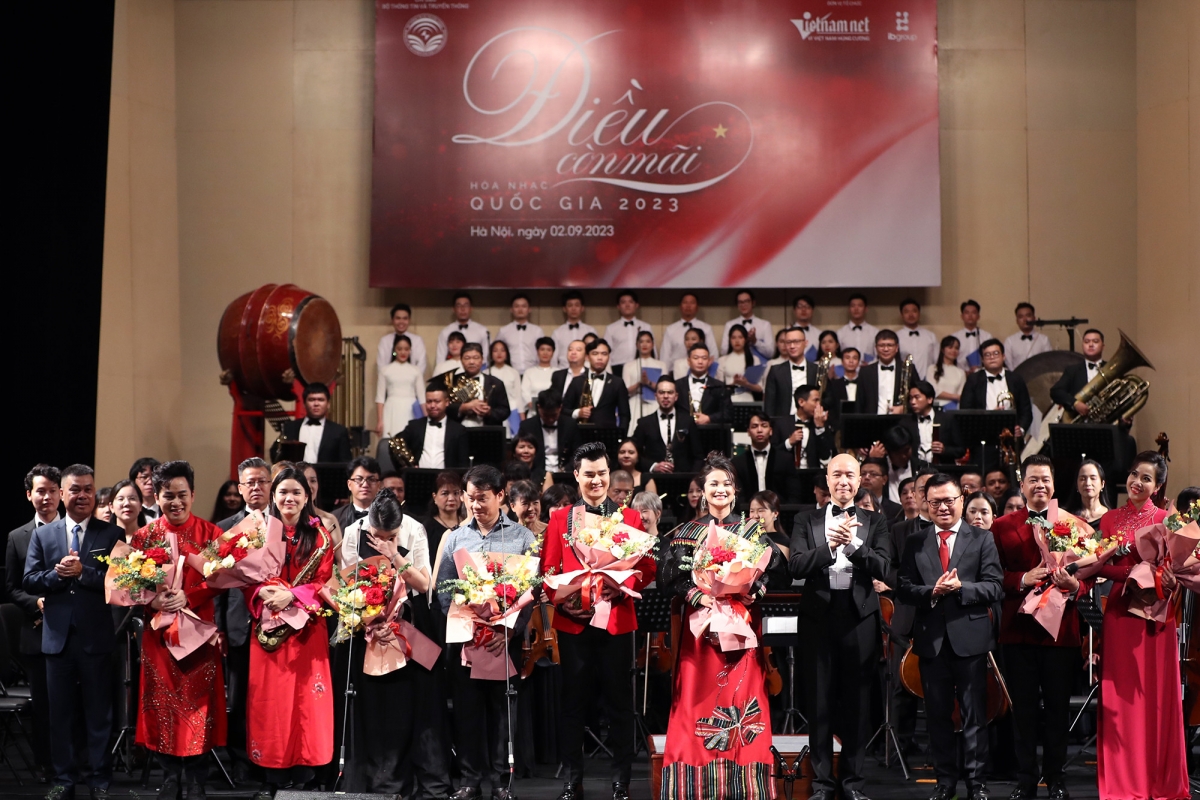 Chương trình hòa nhạc Điều còn mãi 2023 đã tái hiện lại thời khắc vô cùng ý nghĩa của cả dân tộc Việt Nam.