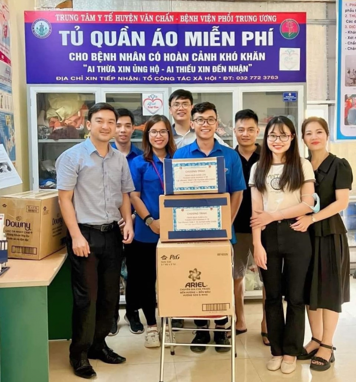 Đoàn công tác Viện Phổi Trung Ương tặng quà cho Trung tâm Y tế huyện Văn Chấn