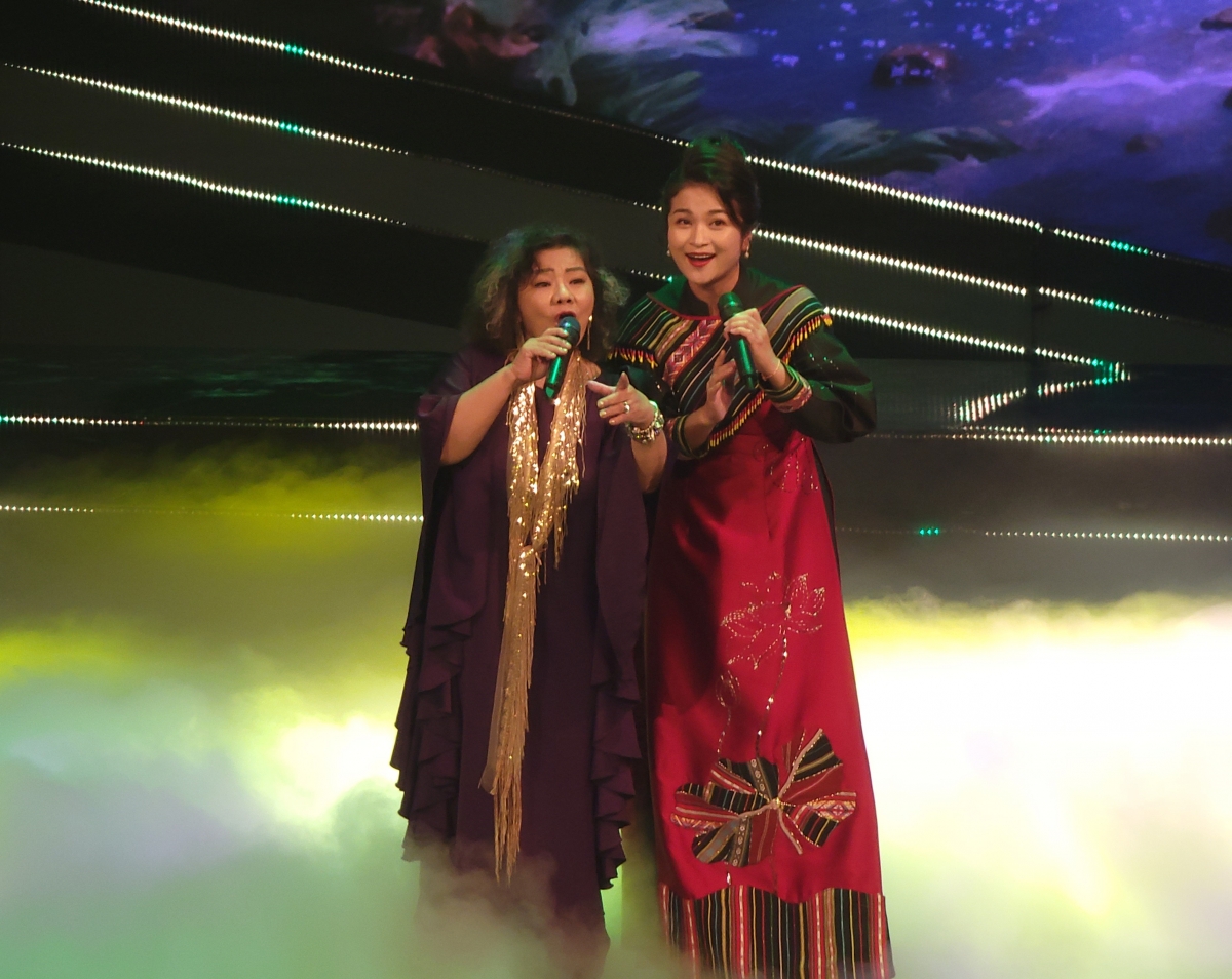 NSND Thanh Hoa và ca sĩ Đỗ Tố Hoa biểu diễn ca khúc "Tiếng đàn Ta lư" của nhạc sĩ Huy Thục.