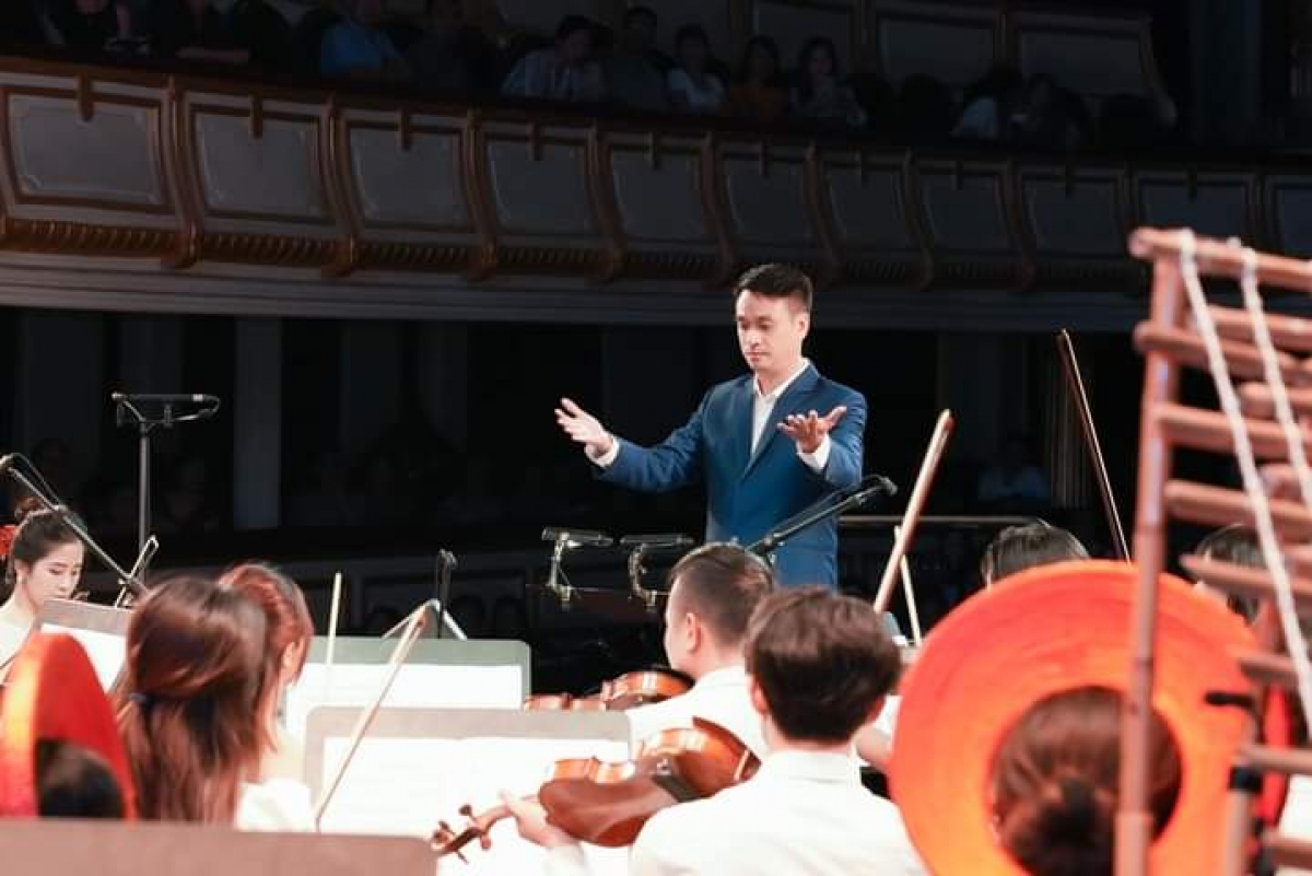 Nhạc sĩ Đỗ Hoàng Linh chỉ huy dàn nhạc trong chương trình nghệ thuật "Ngọn lửa nhiệt huyết - Truyền cảm hứng"