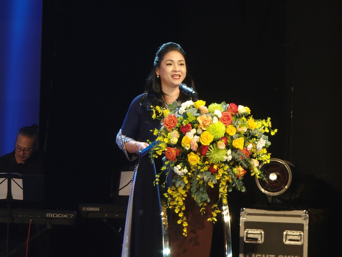 Bà Lý Thị Thúy Hạnh, Giám đốc Trung tâm Văn hóa Thành phố, phó Trưởng ban thường trực Cuộc thi phát biểu khai mạc.