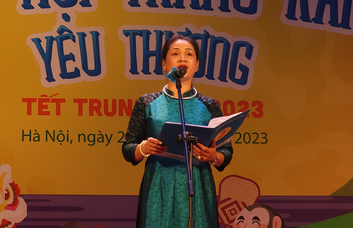 Bà Lý Thị Thúy Hạnh. Giám đốc Trung tâm Văn hóa Thành phố phát biểu khai mạc chương trình.