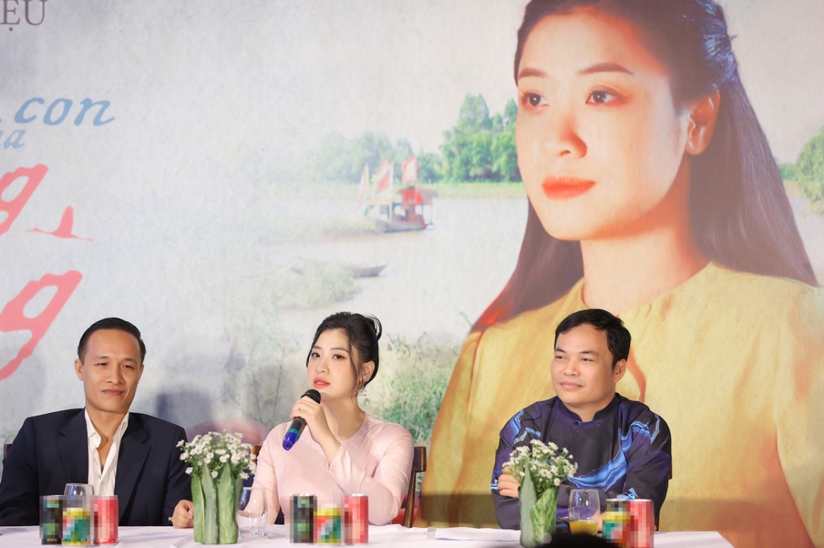 Đạo diễn Trần Xuân Chung, Sao Mai Bích Hồng, nhạc sĩ Xuân Trí tại họp báo ra mắt MV.