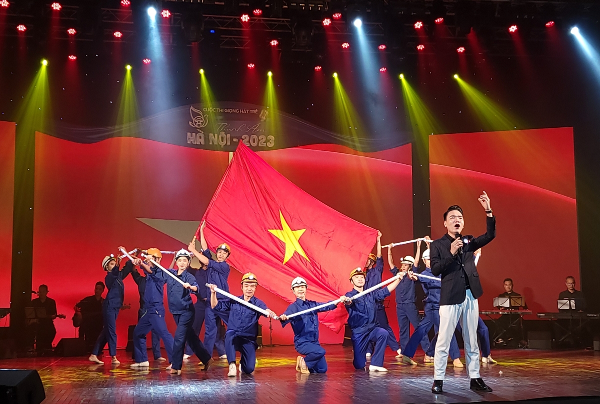 Ca sĩ Lê Trung Sỹ thể hiện bài hát "Tôi là người thợ lò" của nhạc sĩ Hoàng Vân.