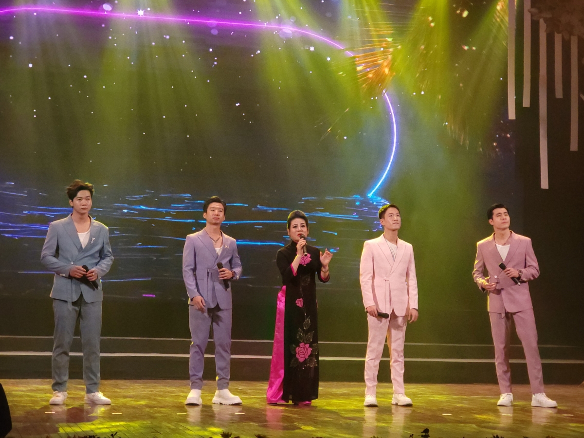 NSƯT Thu Trang và nhóm M &amp; M thể hiện ca khúc "Về nghe mẹ ru" của nhạc sĩ Hứa Kim Tuyền.