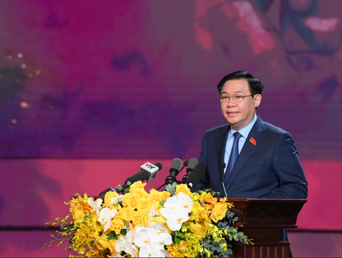 Chủ tịch Quốc hội Vương Đình Huệ phát biểu tại chương trình.