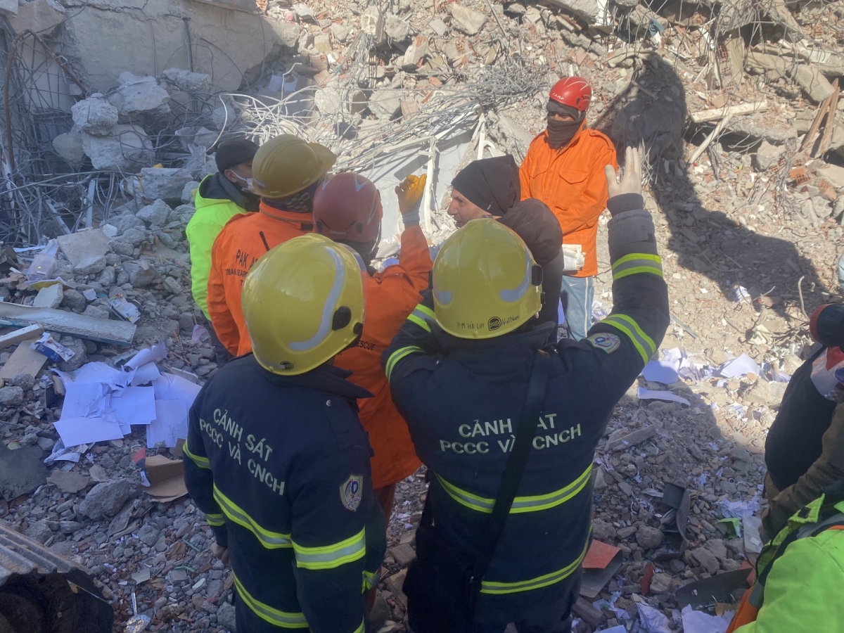 Đội cứu nạn, cứu hộ Việt Nam và Pakistan phối hợp thực hiện nhiệm vụ tại thảm họa động đất.