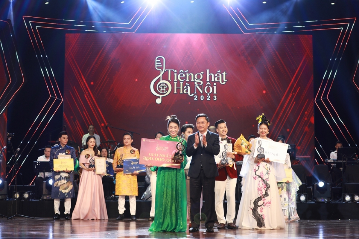 Trần Thị Vân Anh đã giành giải Nhất cuộc thi “Tiếng hát Hà Nội” với bài hát "Mây xứ Đoài" (Sỹ Thắng)