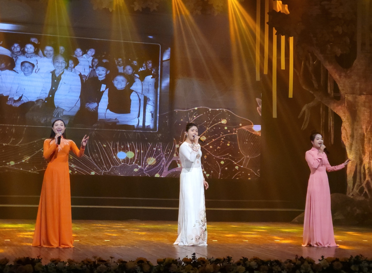 Bài hát "Đôi dép Bác Hồ", âm nhạc: Vân An, thơ: Tạ Hữu Yên do các ca sĩ Kiều Oanh, Ngọc Hà và Mai Hương trình bày.