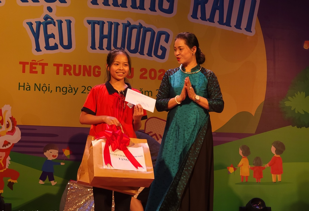 Bà Lý Thị Thúy Hạnh trao quà cho em Nguyễn Phương Uyên, học sinh lớp 8A 6 trường THCS Khương Đình, nạn nhân của vụ hỏa hoạn chung cư mini tại Quận Thanh Xuân.