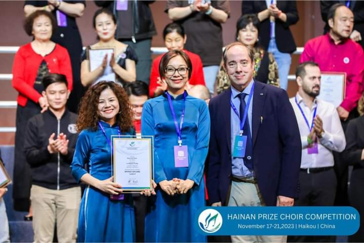 Từ Việt Nam, Hợp xướng Đa dạng - Diversity Choir đến tham dự và xuất sắc vượt qua hơn 100 đoàn dành Huy chương đồng