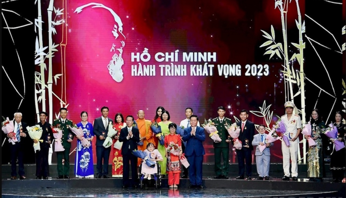 Chủ tịch nước Võ Văn Thưởng, Trưởng ban Tuyên giáo Trung ương Nguyễn Trọng Nghĩa trao biểu trưng
cho các tấm gương tiêu biểu.