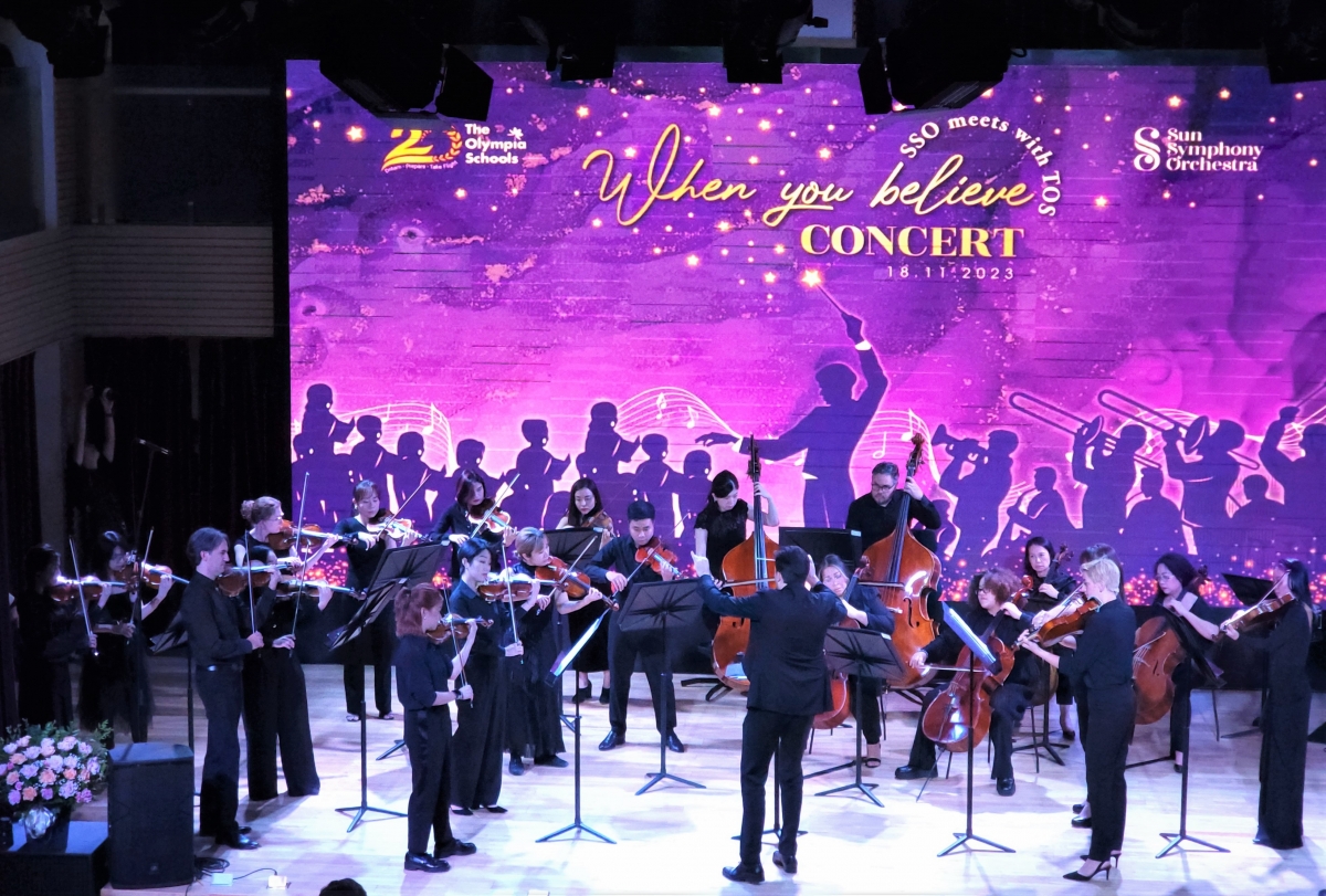 Dàn dây của Dàn nhạc Giao hưởng Mặt trời biểu diễn trên sân khấu chương trình hòa nhạc.