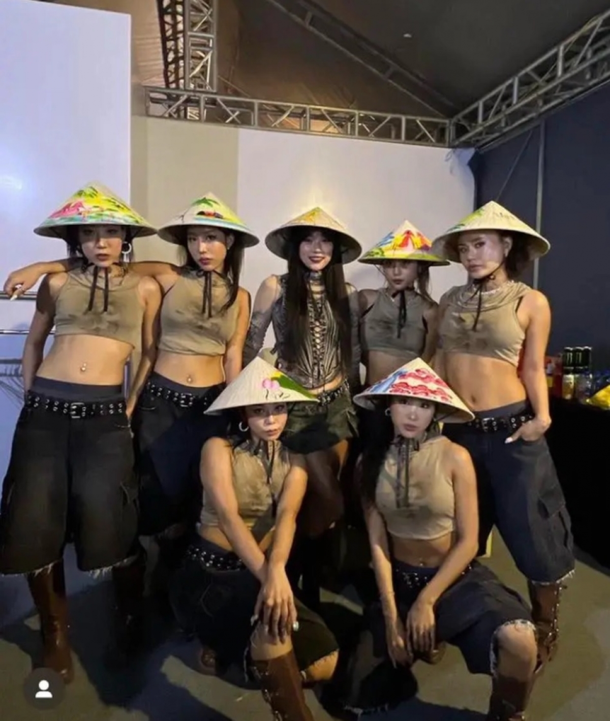 Lee Hyori cùng dàn vũ công đội nón lá sau khi kết thúc màn trình diễn. (Nguồn ảnh: Instagram)