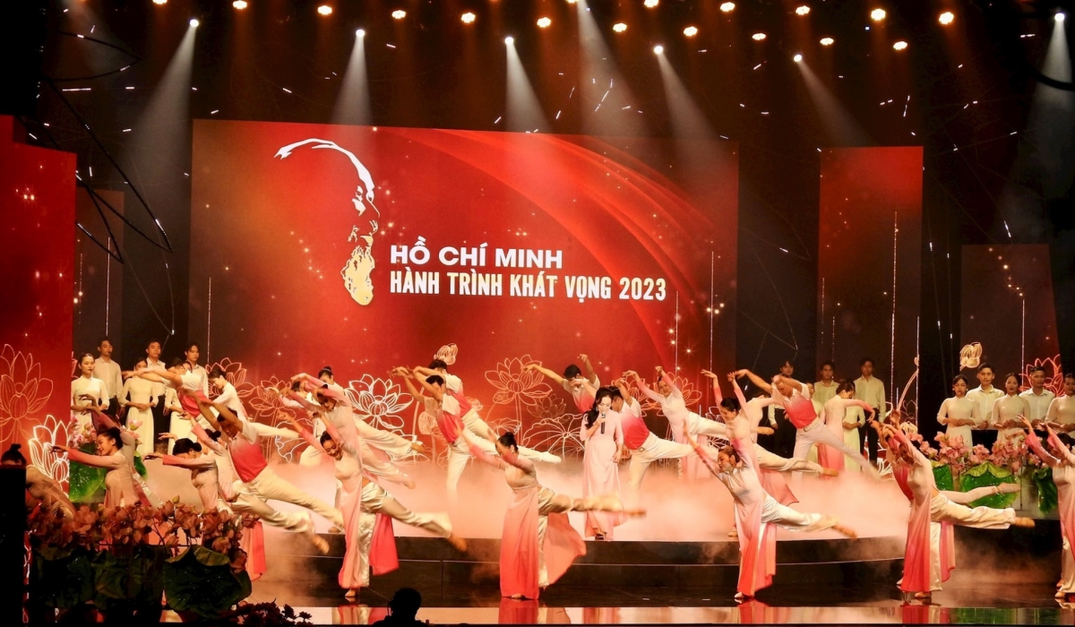 Liên khúc "Hồ Chí Minh đẹp nhất tên người" - "Tre ngà bên lăng Bác" biểu diễn tại chương trình.