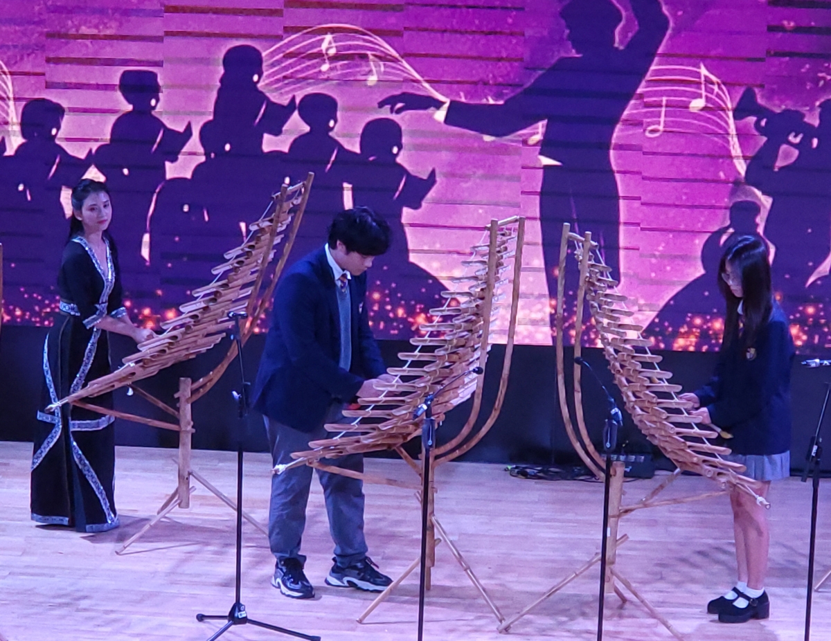 Tiết mục hòa tấu đàn T'rưng tác phẩm "Bóng cây Kơ Nia" của nhạc sĩ Phan Huỳnh Điểu.