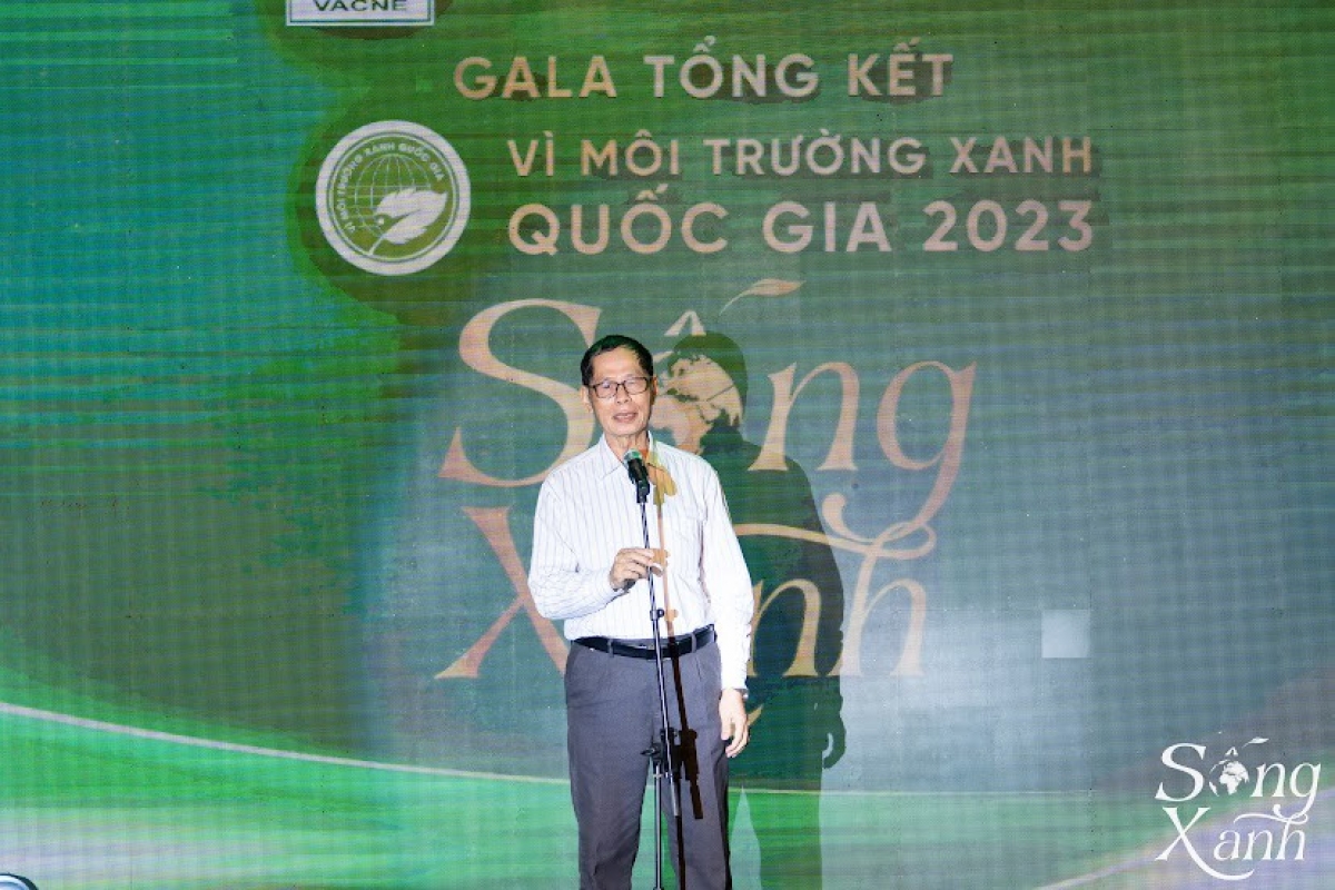 TS. Trần Văn Miều, Phó Chủ tịch VACNE, Trưởng ban Tổ chức Chương trình Vì Môi trường xanh Quốc gia 2023 khai mạc buổi Gala.