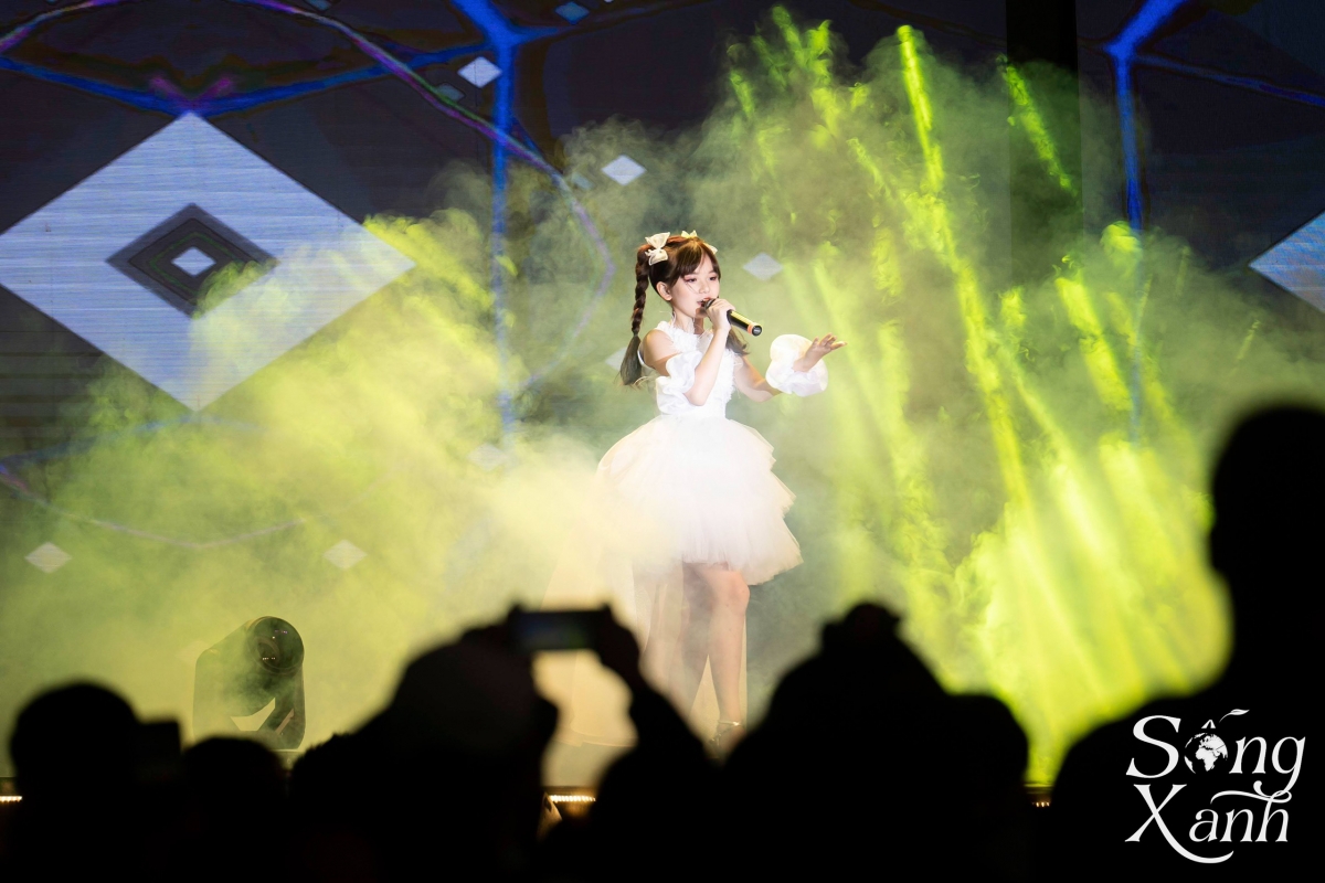 Ca sĩ nhí Lisa Kim Cương mở màn cực “bùng nổ” đêm Gala Sống Xanh - chương trình Vì Môi Trường Xanh Quốc Gia 2023.