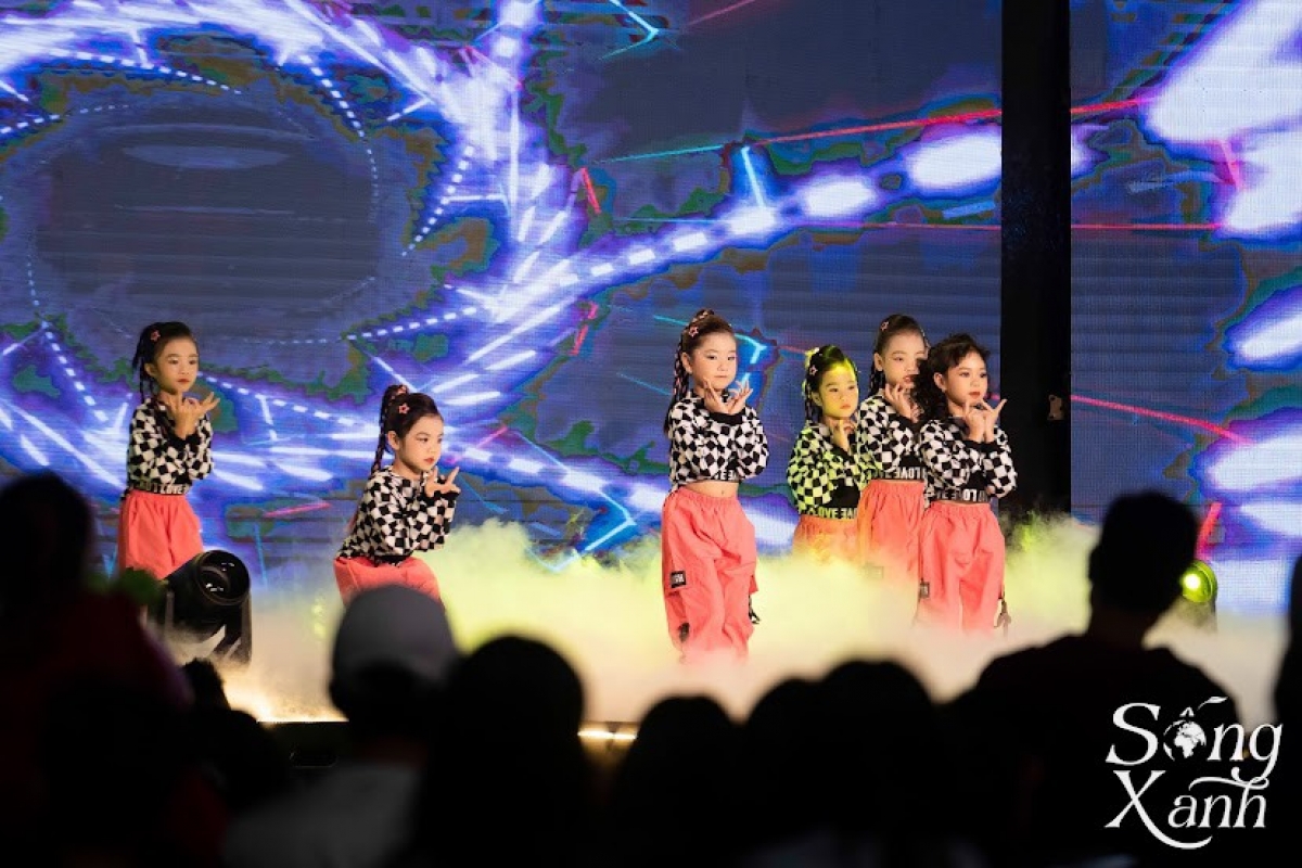Nhảy hiện đại Kpop do các vũ công nhí thể hiện qua ca khúc “Flower”.