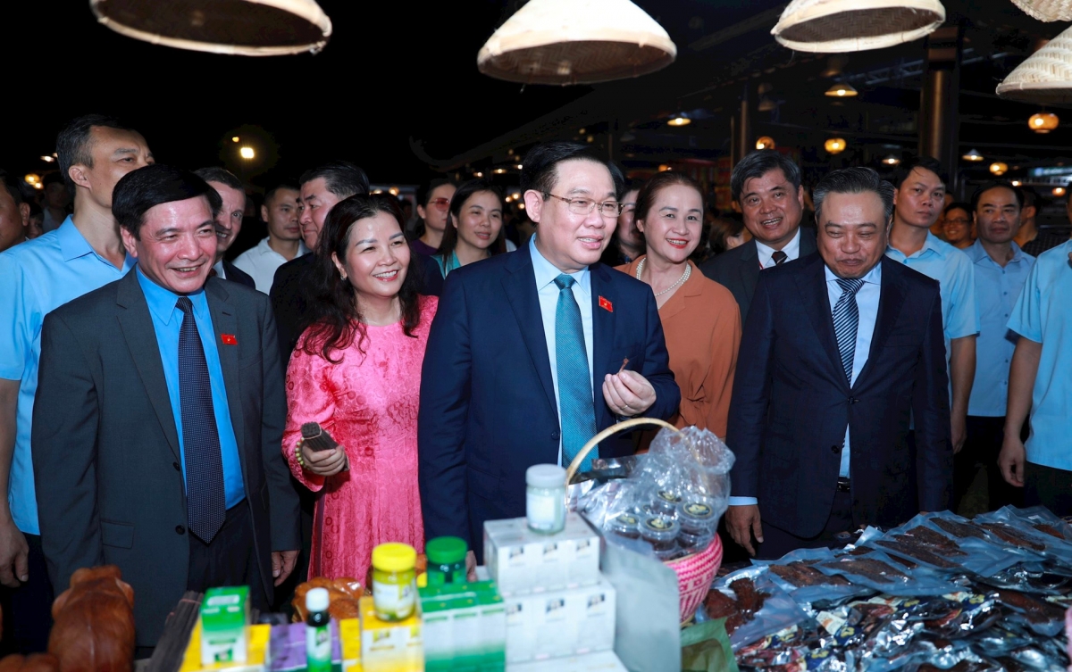 Chủ tịch Quốc hội Vương Đình Huệ cùng các đại biểu tham quan gian trưng bày sản phẩm tại Festival.