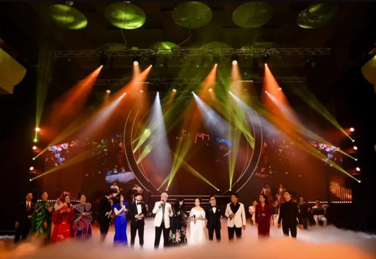 Các thế hệ nghệ sĩ xuất thân từ Học viện Âm nhạc Quốc gia Việt Nam cùng đứng trên sân khấu hòa giọng.
