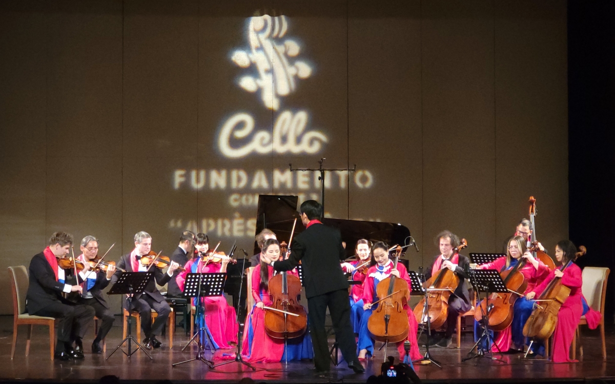 Hai nghệ sĩ cello Đinh Hoài Xuân và Hà Miên biểu diễn cùng dàn nhạc.