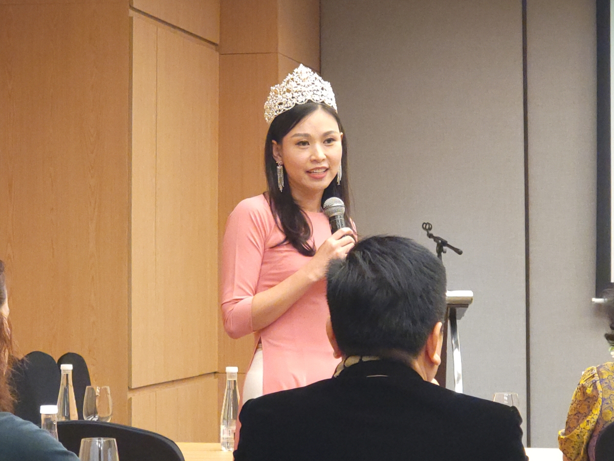 Chị Đỗ Thị Thu Thủy, Nữ hoàng Trí tuệ, Đại sứ Thương hiệu Áo dài và Dạ hội phát biểu tại buổi Gặp gỡ báo chí.