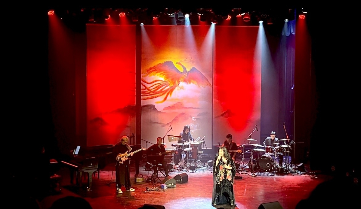 Khách mời đặc biệt Diva Thanh Lam biểu diễn trong đêm nhạc.