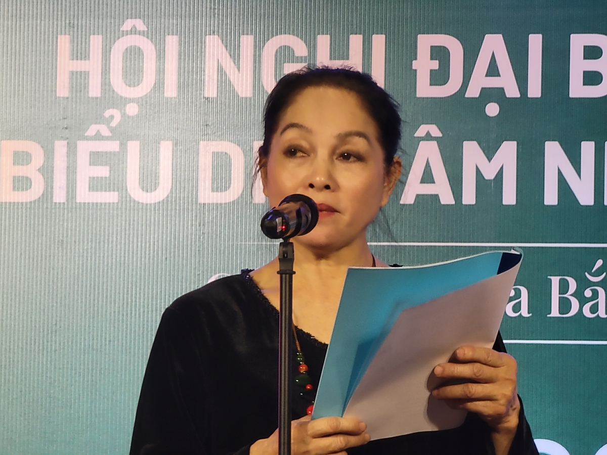 NSƯT Hà Thủy đọc báo cáo tại Hội nghị.