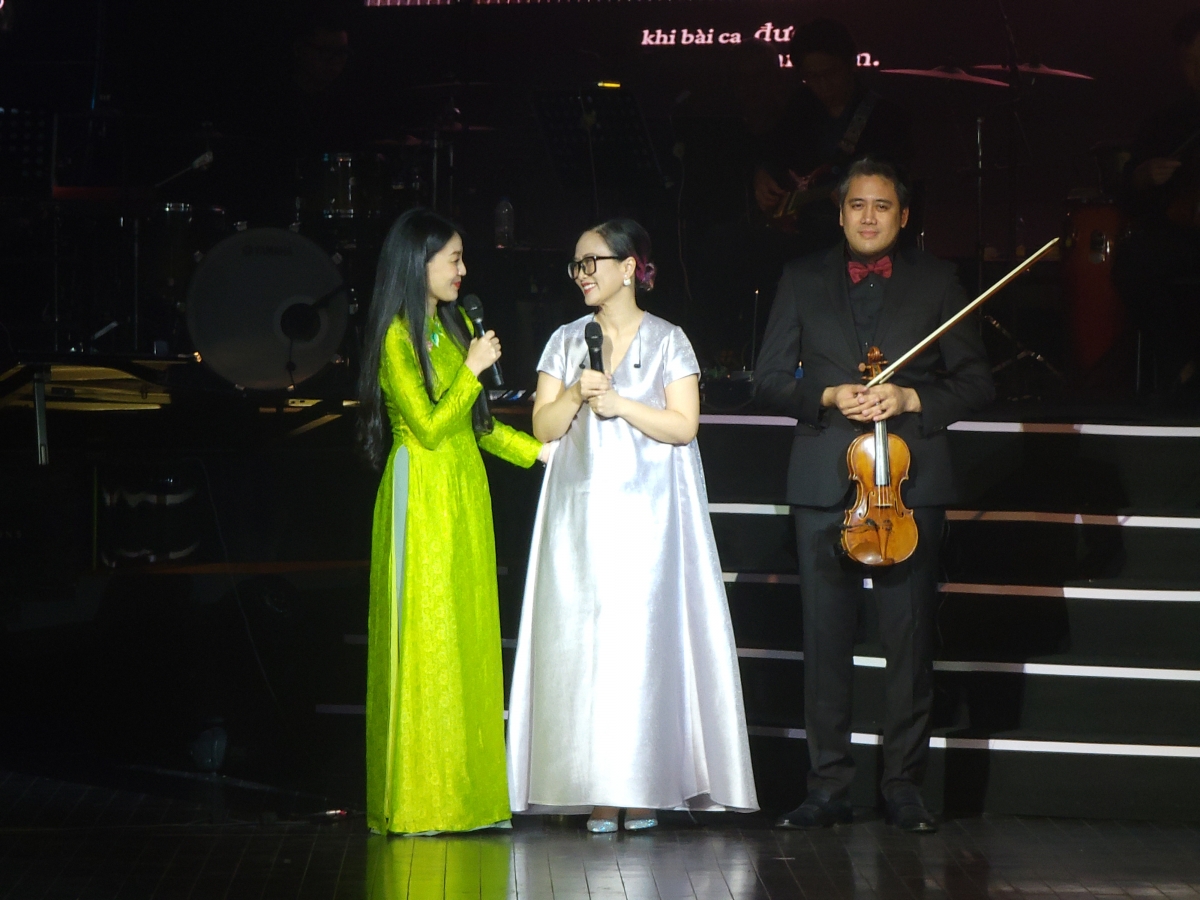 Nghệ sĩ piano Trinh Hương và NSƯT đàn Violin Bùi Công Duy, con gái và con rể cố nhạc sĩ Phú Quang giao lưu trên sân khấu.