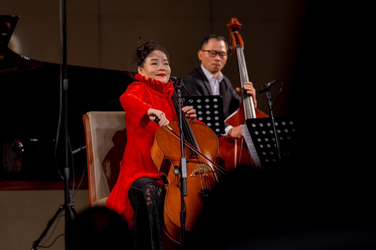 Nghệ sĩ cello, Tiến sĩ Đinh Hoài Xuân và dàn nhạc biểu diễn trên sân khấu.